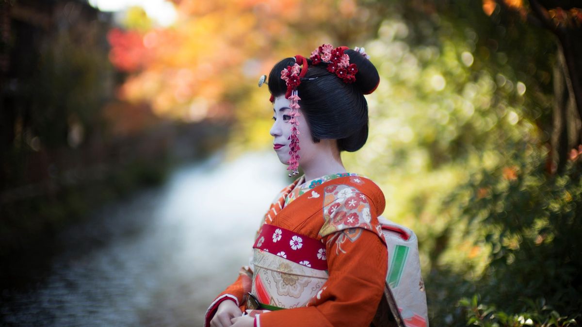 Tahání za kimono i za vlasy. Turisté v Kjótu nevybíravě obtěžují gejši